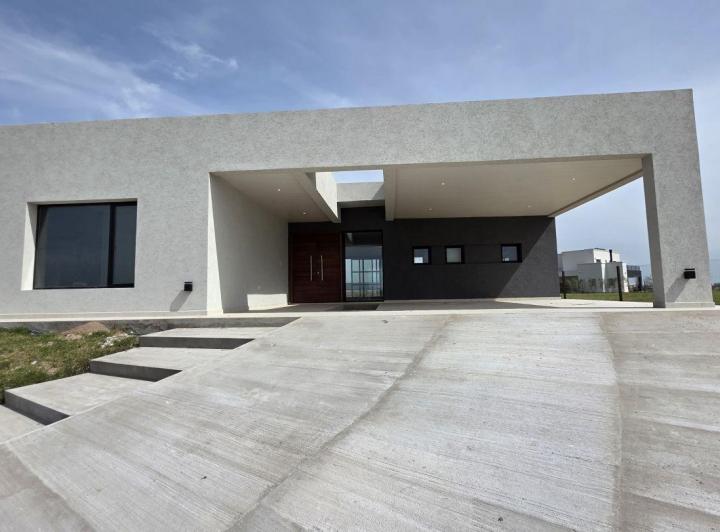 Casa · 160m² · 4 Ambientes · 1 Cochera