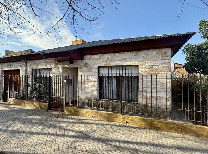 Casa · 95m² · 4 Ambientes · 1 Cochera