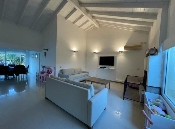 Casa · 150m² · 4 Ambientes · 3 Cocheras