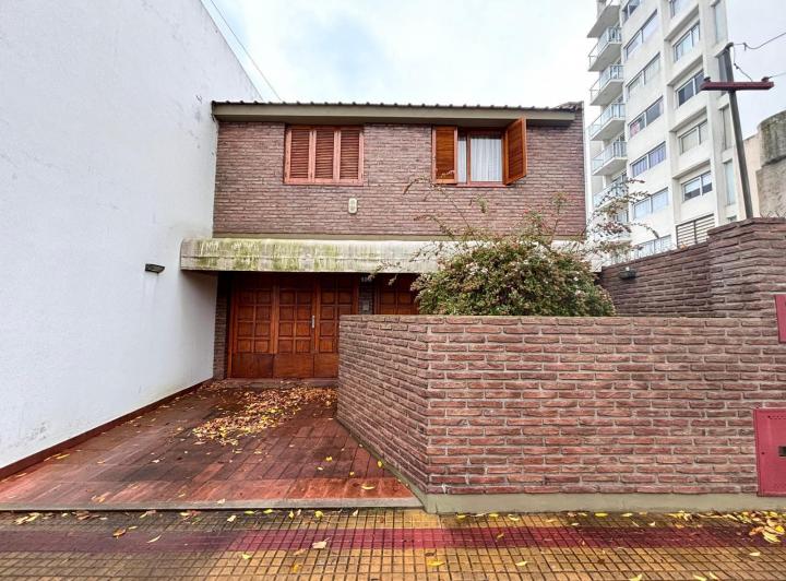 Casa · 160m² · 6 Ambientes · 3 Cocheras