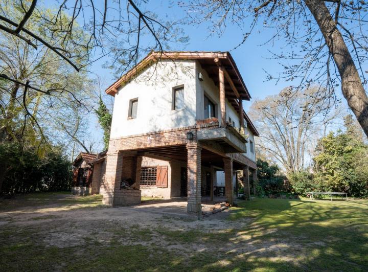Casa · 160m² · 6 Ambientes · 2 Cocheras