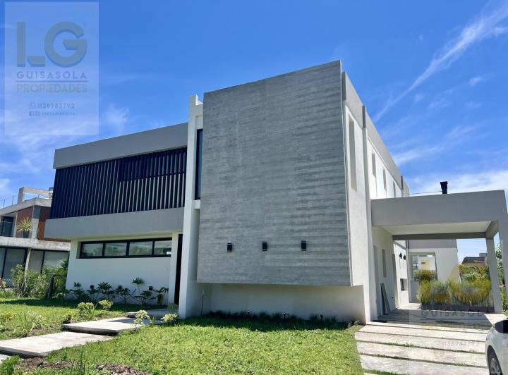 Casa · 195m² · 4 Ambientes · 6 Cocheras