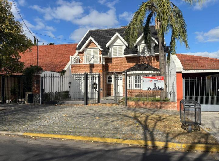 Casa · 290m² · 6 Ambientes · 1 Cochera