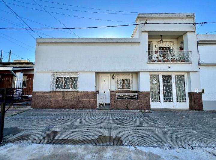 Casa · 178m² · 8 Ambientes · 1 Cochera