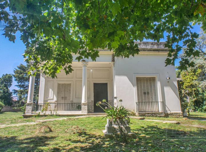 Casa · 900m² · 2 Cocheras
