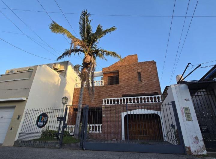 Casa · 328m² · 6 Ambientes · 2 Cocheras