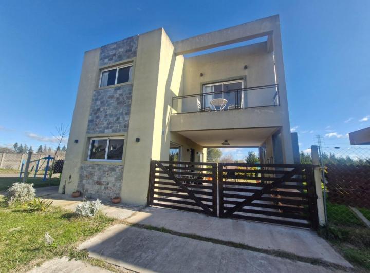 Casa · 100m² · 4 Ambientes · 2 Cocheras