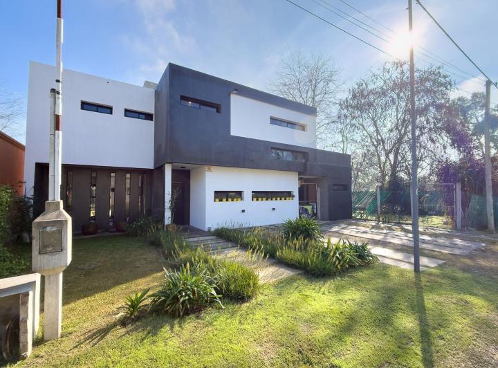 Casa · 126m² · 6 Ambientes · 2 Cocheras