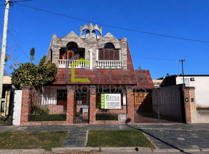 Casa · 210m² · 4 Ambientes · 2 Cocheras
