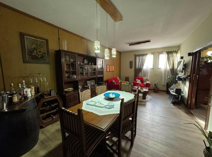 Casa · 206m² · 5 Ambientes · 2 Cocheras