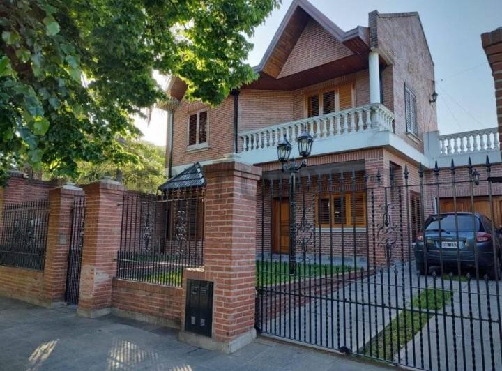Casa · 180m² · 5 Ambientes · 3 Cocheras