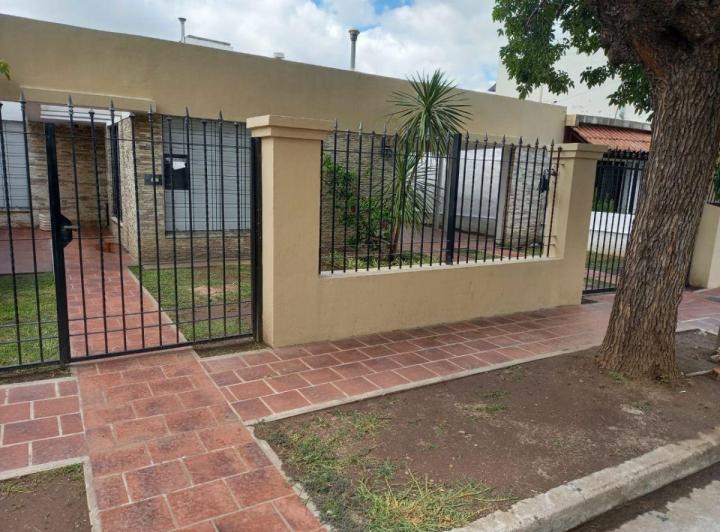 Casa · 150m² · 6 Ambientes · 2 Cocheras