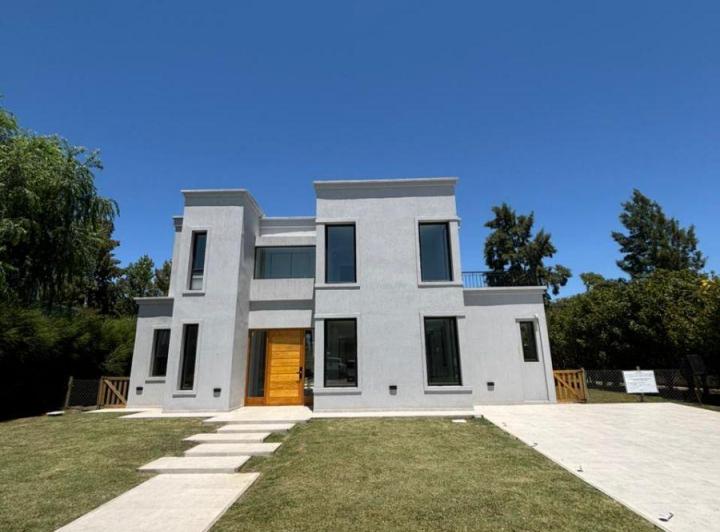 Casa · 200m² · 4 Ambientes · 1 Cochera
