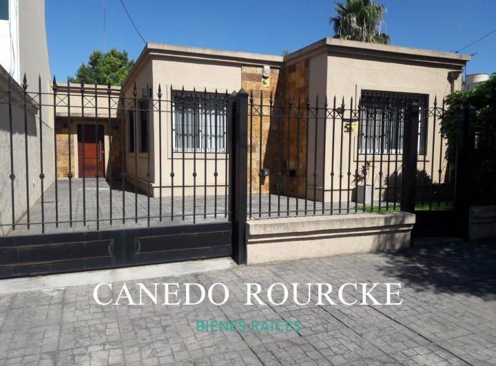 Casa · 220m² · 4 Ambientes · 3 Cocheras