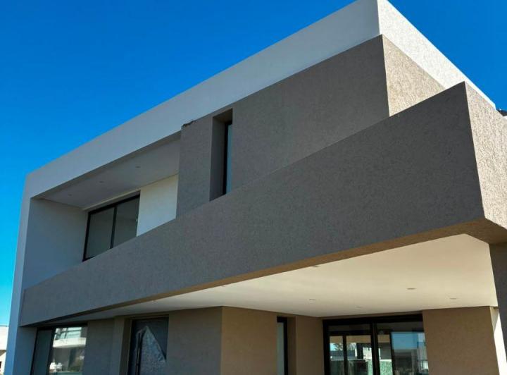 Casa · 200m² · 4 Ambientes · 2 Cocheras