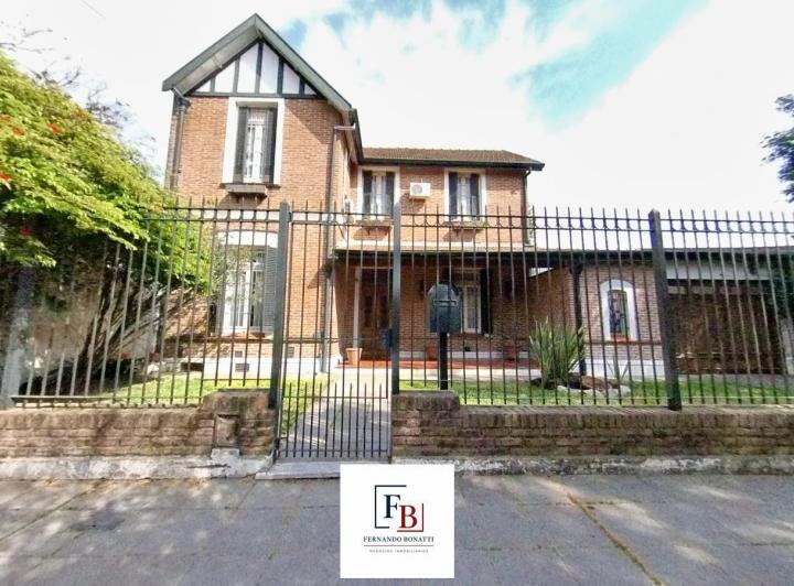 Casa · 270m² · 7 Ambientes · 3 Cocheras