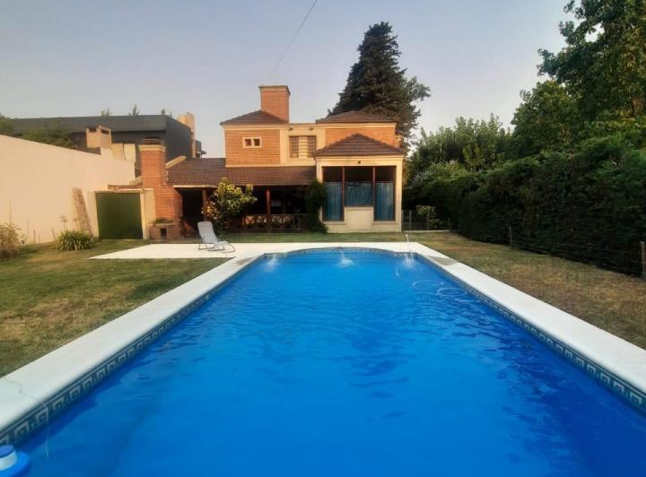 Casa · 220m² · 6 Ambientes · 1 Cochera