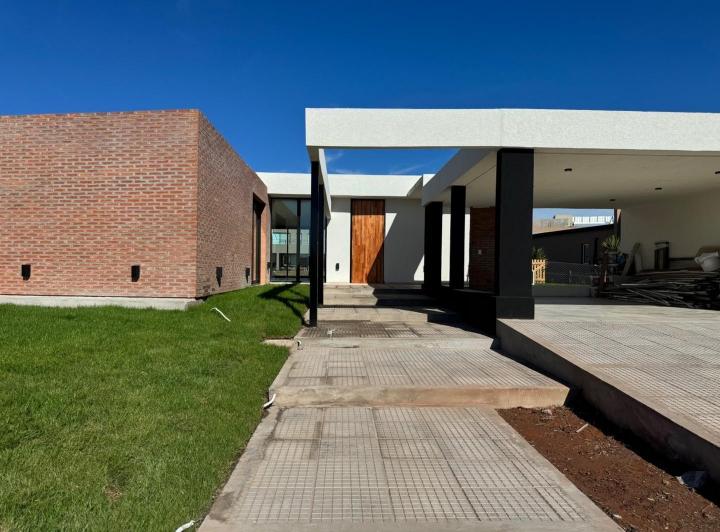 Casa · 183m² · 4 Ambientes · 6 Cocheras