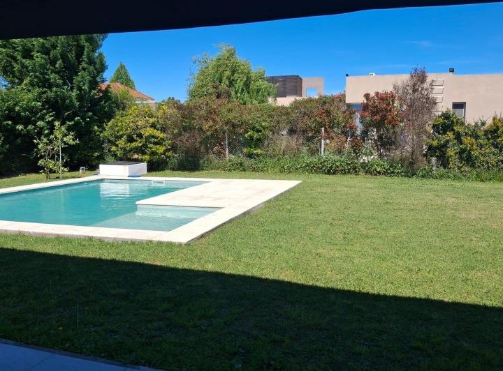 Casa · 170m² · 4 Ambientes · 6 Cocheras