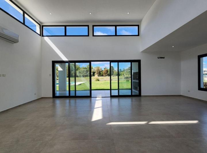 Casa · 140m² · 4 Ambientes · 2 Cocheras