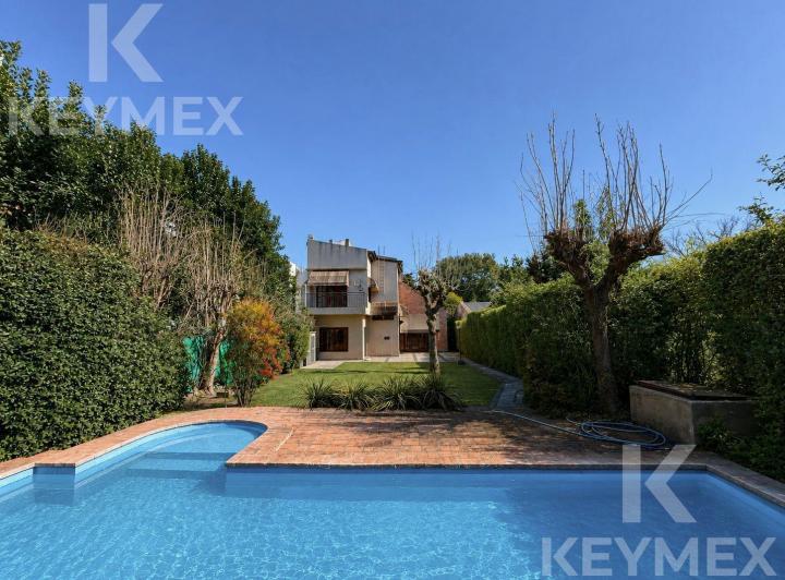 Casa · 242m² · 2 Dormitorios · 2 Cocheras