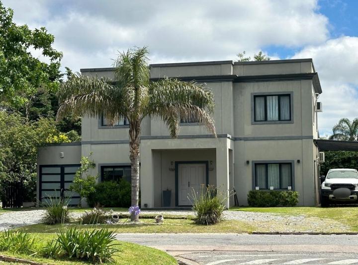 Casa · 246m² · 4 Ambientes · 1 Cochera