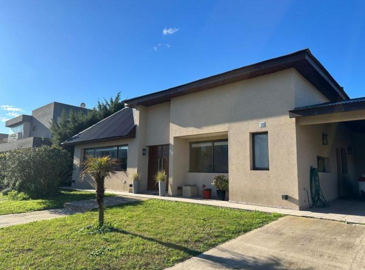 Casa · 200m² · 4 Ambientes · 2 Cocheras