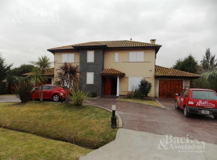 Casa · 210m² · 6 Ambientes · 2 Cocheras