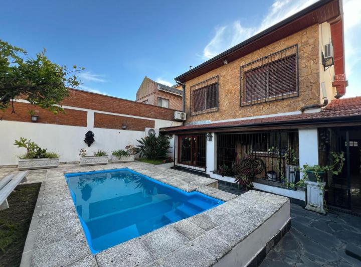 Casa · 245m² · 4 Ambientes · 4 Cocheras