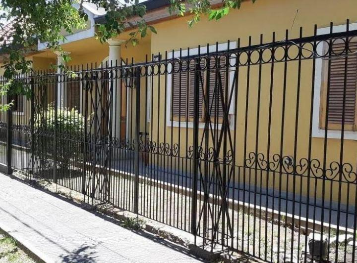 Casa · 230m² · 3 Ambientes · 2 Cocheras
