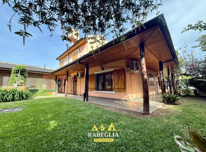 Casa · 200m² · 4 Ambientes · 2 Cocheras