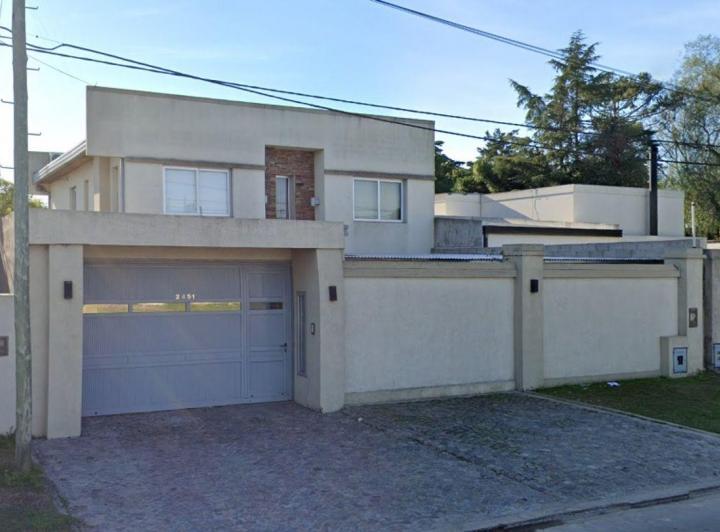 Casa · 360m² · 4 Ambientes · 4 Cocheras