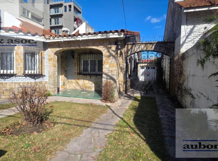 Casa · 200m² · 4 Ambientes · 3 Cocheras