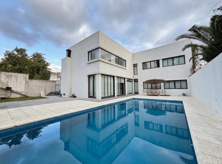 Casa · 500m² · 5 Ambientes · 2 Cocheras