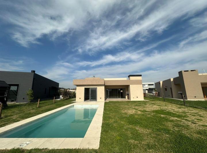 Casa · 170m² · 4 Ambientes · 2 Cocheras