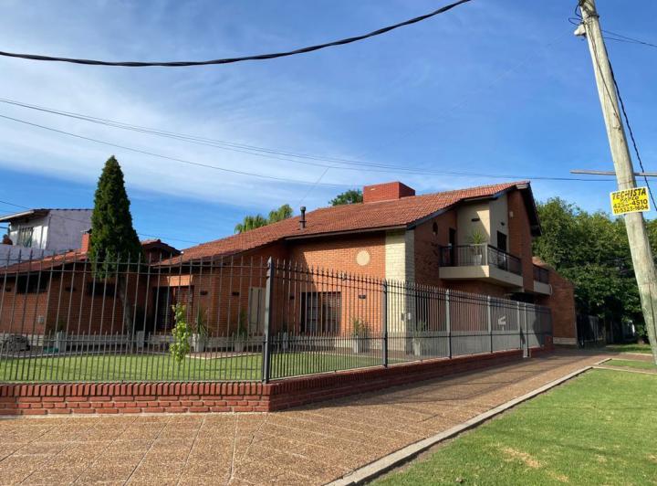 Casa · 250m² · 4 Ambientes · 5 Cocheras