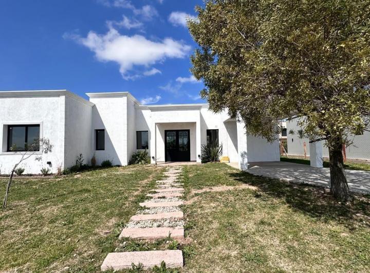 Casa · 122m² · 4 Ambientes · 2 Cocheras