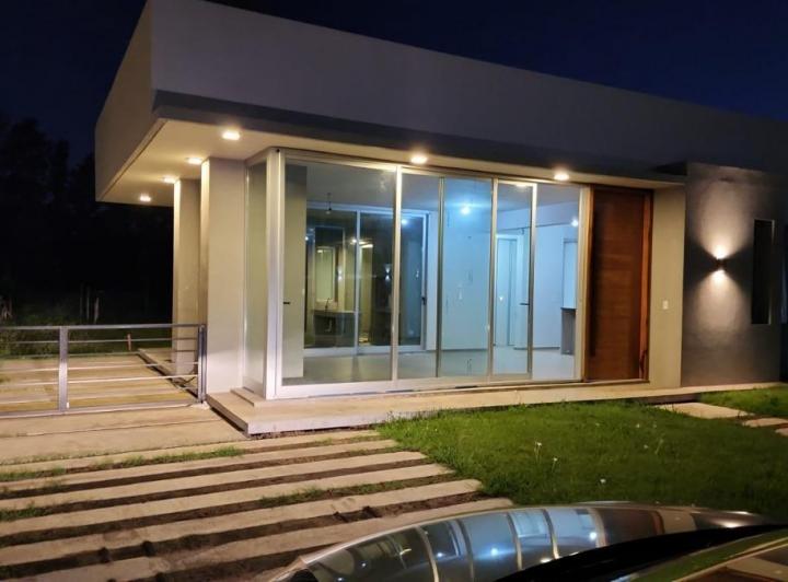 Casa · 140m² · 4 Ambientes · 3 Cocheras