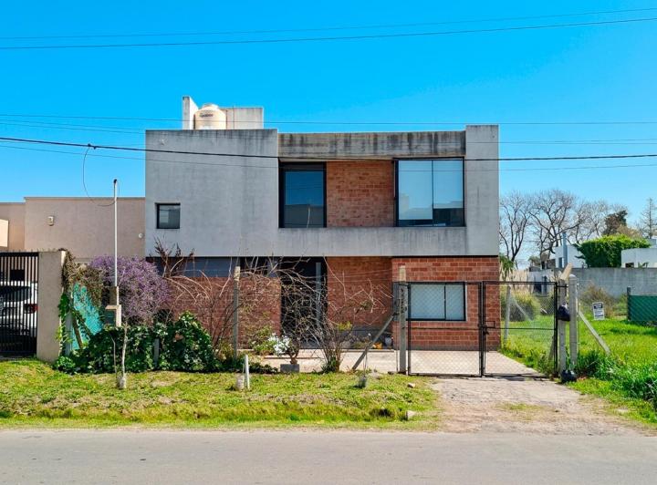 Casa · 155m² · 5 Ambientes · 2 Cocheras