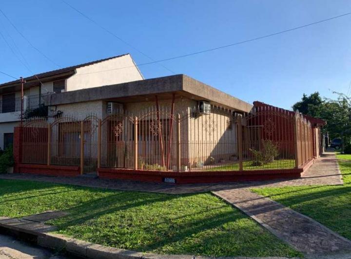 Casa · 140m² · 3 Ambientes · 2 Cocheras