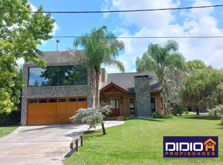 Casa · 330m² · 4 Ambientes · 2 Cocheras