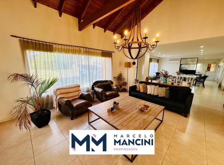 Casa · 218m² · 5 Ambientes · 2 Cocheras