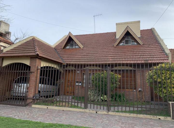 Casa · 190m² · 4 Ambientes · 1 Cochera