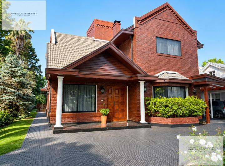 Casa · 268m² · 6 Ambientes · 3 Cocheras