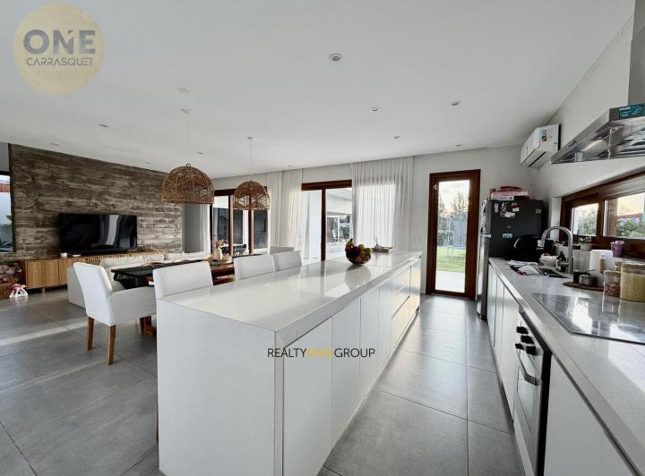 Casa · 205m² · 5 Ambientes · 2 Cocheras