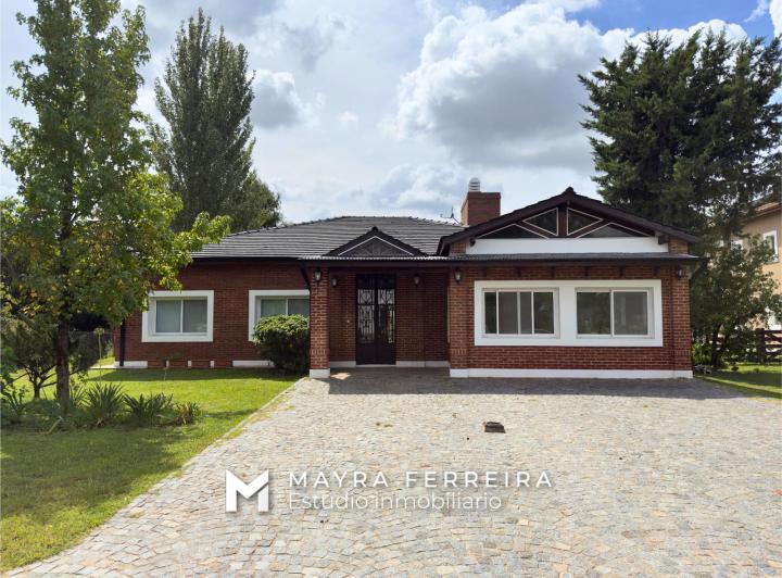 Casa · 250m² · 9 Ambientes · 4 Cocheras