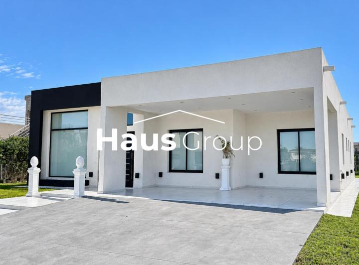 Casa · 230m² · 5 Ambientes · 2 Cocheras