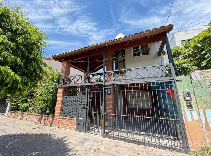 Casa · 220m² · 4 Ambientes · 1 Cochera