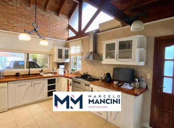 Casa · 250m² · 6 Ambientes · 4 Cocheras