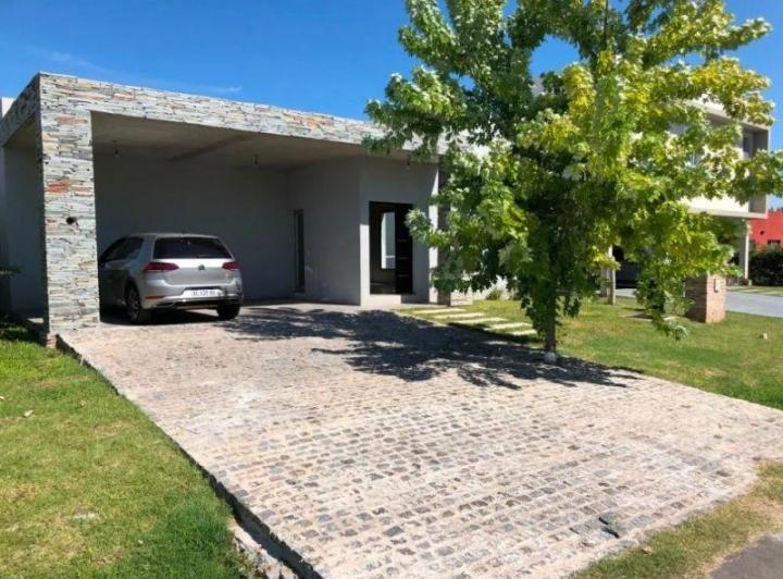 Casa · 180m² · 4 Ambientes · 2 Cocheras